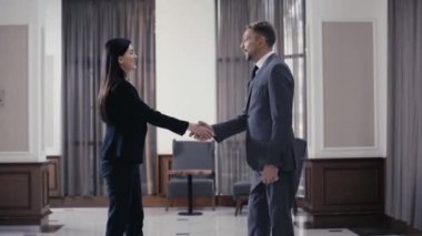 Restoran lobisinde iş ortaklarının el sıkışması yan görünüm