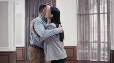 Gülümseyen iş arkadaşları restoran lobisinde buluştu