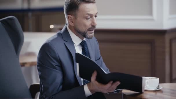 Businessman Holding Papers Charts Talking Someone Restaurant — Stock Video