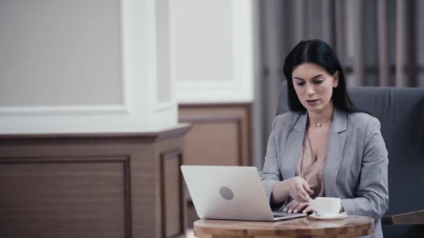 Geschäftsfrau Trinkt Kaffee Und Benutzt Laptop Lobby Eines Restaurants — Stockvideo