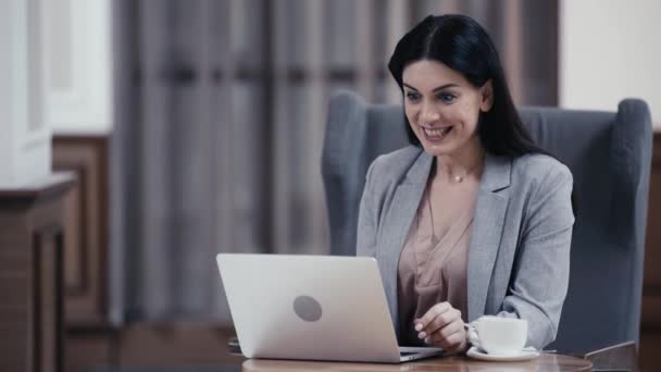 Mujer Negocios Sonriente Teniendo Chat Vídeo Ordenador Portátil Vestíbulo Del — Vídeos de Stock