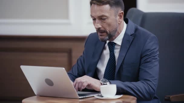 Zakenman Werkt Aan Laptop Drinkt Koffie Lobby Van Restaurant — Stockvideo