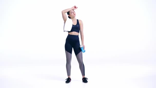 汗流浃背的女运动员喝着白开水 — 图库视频影像