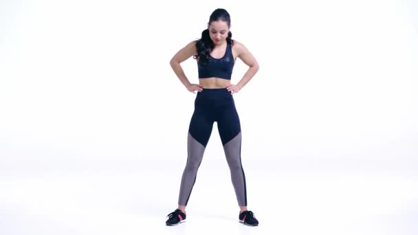 sportive flexible travaillant sur blanc   