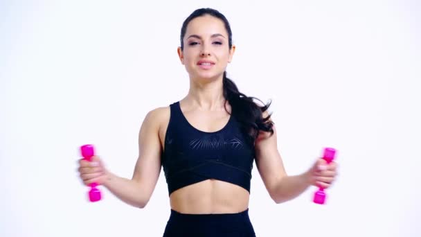 Neşeli Sporcu Kadın Beyaz Halterlerle Egzersiz Yapıyor — Stok video