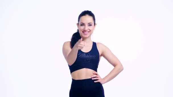 Šťastný Sportovkyně Ukazující Palec Nahoru Izolované Bílém — Stock video