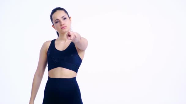 Hoşnut Olmayan Sporcu Kadın Beyaz Üzerine Izole Edilmiş Baş Parmağını — Stok video