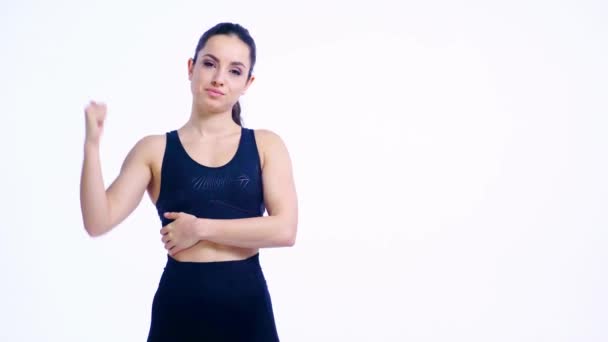 Çekici Sporcu Kadın Baş Parmağını Beyazın Üstünde Gösteriyor — Stok video