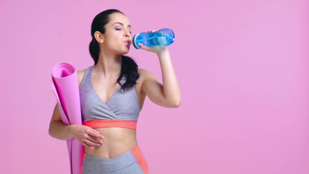 Glad Idrottskvinna Dricksvatten Isolerad Rosa — Stockvideo