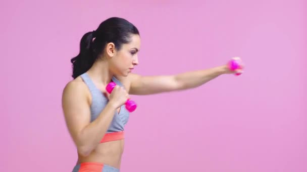 Perfil Menina Boxe Com Halteres Isolados Rosa — Vídeo de Stock