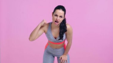 duygusal ve sportif kız pembe üzerine izole edilmiş tezahürat yapıyor. 