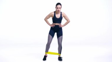 Beyaz lastiklerle egzersiz yapan atletik kız. 
