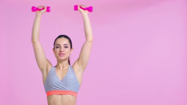 快乐的女运动员带着粉色哑铃锻炼身体 — 图库视频影像