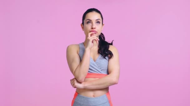 Sportieve Vrouw Met Idee Geïsoleerd Roze — Stockvideo