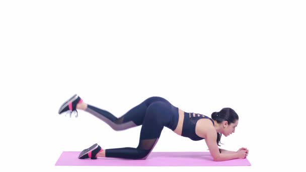 Boční Pohled Sportovkyně Cvičení Fitness Podložku Izolované Bílém — Stock video