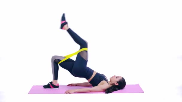 Sportovní Žena Cvičení Elastikou Izolované Bílém — Stock video