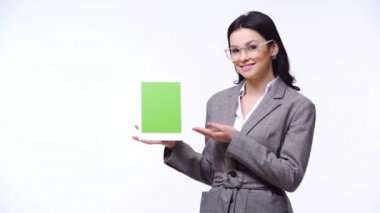 Sayısal tablet sunan ve beyaz üzerine izole edilmiş tabela gibi gösteren iş kadını