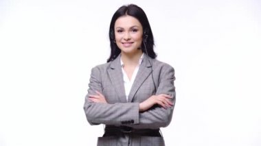 Çağrı merkezi operatörü işaret gibi görünüyor ve beyaz üzerinde izole gülümseme