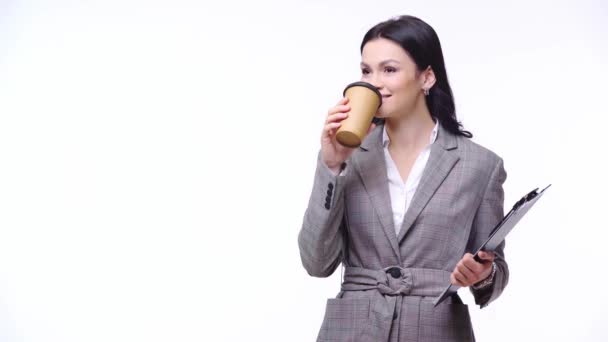 Бизнесмен Планшетом Одноразовой Чашкой Кофе Изолированы Белом — стоковое видео