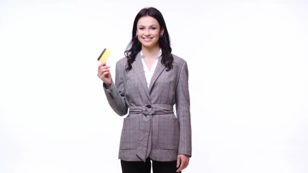 Empresária Mostrando Cartão Crédito Sorrindo Isolado Branco — Vídeo de Stock