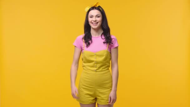 黄色で隔絶された看板や笑顔のような女性 — ストック動画