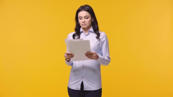 Müde Geschäftsfrau Mit Papieren Bekommt Aufblasbaren Ring Auf Gelb Isoliert — Stockvideo