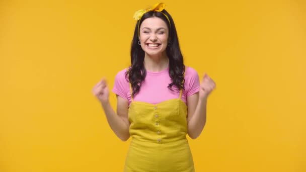 快乐的女人笑着孤身一人在黄色上 — 图库视频影像