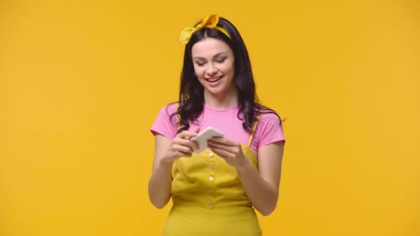 Mujer Tomando Selfie Aislado Amarillo — Vídeos de Stock
