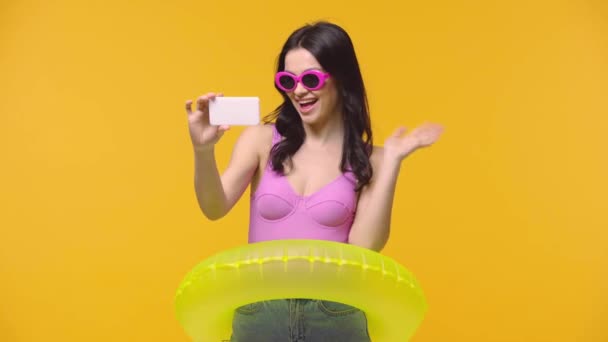 Mulher Feliz Com Anel Inflável Tomando Selfie Isolado Amarelo — Vídeo de Stock