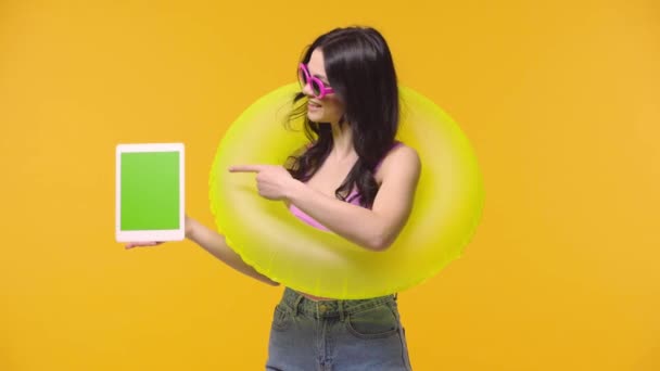 Žena Palcem Nahoru Plaveckým Kroužkem Ukazuje Digitální Tabletu Izolovanou Žluté — Stock video