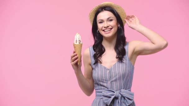 Mujer Mostrando Helado Sonriendo Aislado Rosa — Vídeos de Stock