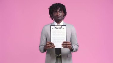 Pembe yüzme yüzüklü Afrikalı Amerikalı iş adamı.