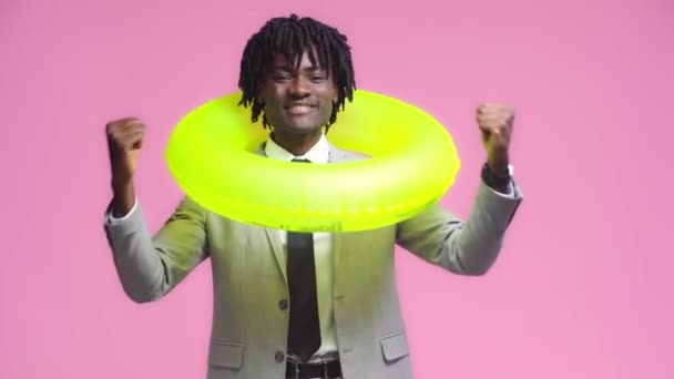 Šťastný Africký Americký Podnikatel Plaveckým Prstenem Mává Rukou Izolované Růžové — Stock video