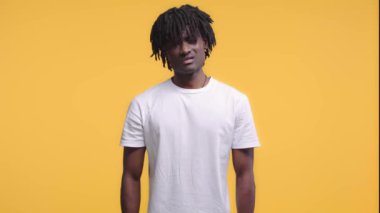 Hayır diyen Afro-Amerikalı bir adam var.
