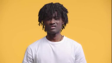 Hayır diyen Afro-Amerikan bir adamın portresi sarıda izole edilmiş.