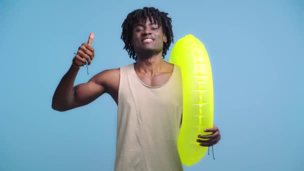 Şişirilebilir Yüzüğü Mavi Başparmağı Olan Afrikalı Amerikalı Bir Adam — Stok video