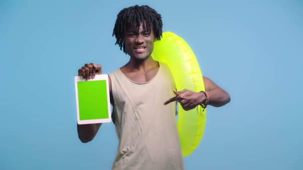 Uomo Afroamericano Con Anello Nuoto Mostrando Tablet Digitale Come Segno — Video Stock