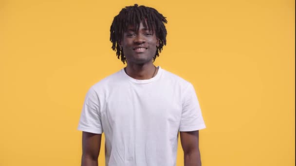 Afroamericano Uomo Sorridente Isolato Giallo — Video Stock