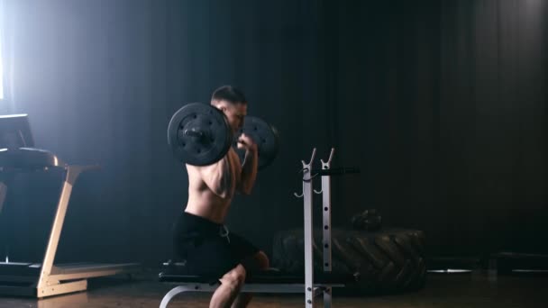 Hombre Sin Camisa Levantamiento Pesas Pesada Barra Gimnasio — Vídeo de stock