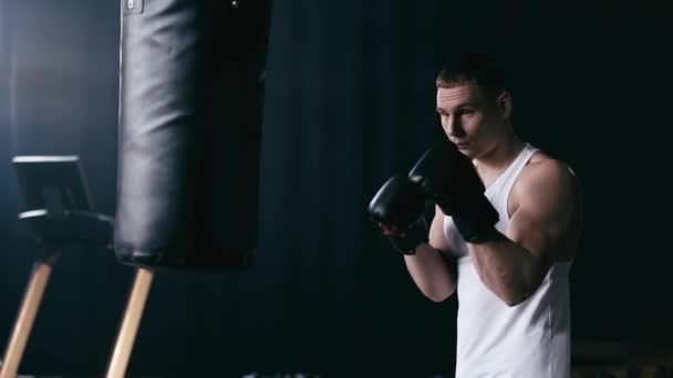 男子在拳击手套中的慢动作近冲压袋运动 — 图库视频影像