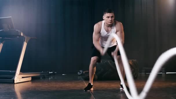 运动健将在体育馆里用战斗绳进行锻炼 — 图库视频影像