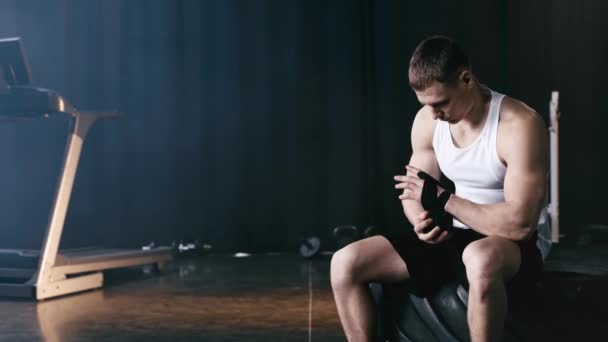 Homme Sportif Bandage Mains Dans Centre Sportif — Video