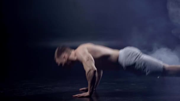 Musculoso Hombre Haciendo Flexiones Negro Con Humo — Vídeos de Stock