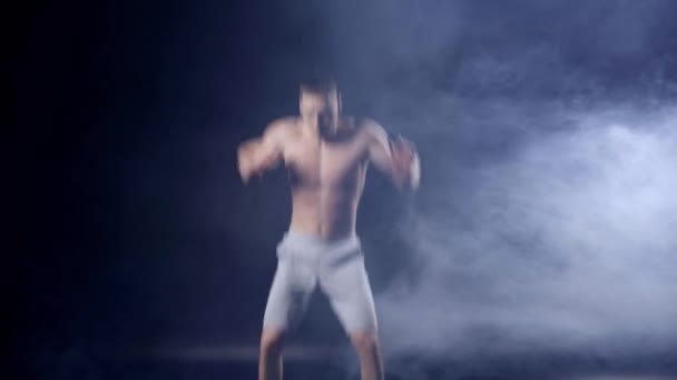 Sportif Musclé Sautant Sur Noir Avec Fumée — Video