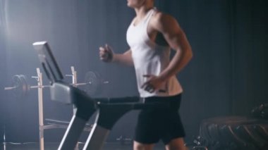 Koşu bandında koşan sporcu manzarası 