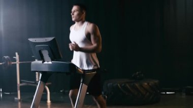 Spor merkezinde koşu bandında koşan yakışıklı sporcu. 