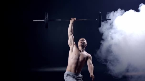 Shirtless Sportsman Άσκηση Barbell Μαύρο Καπνό — Αρχείο Βίντεο