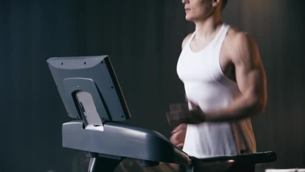 Vista Recortada Del Hombre Deportivo Corriendo Cinta Correr Gimnasio — Vídeo de stock