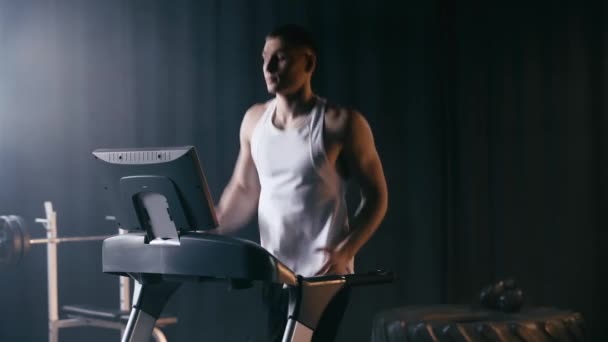 运动中心的运动男子在跑步机上跑步 — 图库视频影像