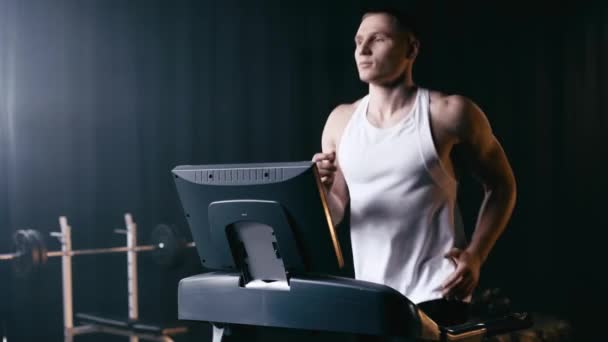 スポーツ センター トレッドミルで走っている運動の人 — ストック動画